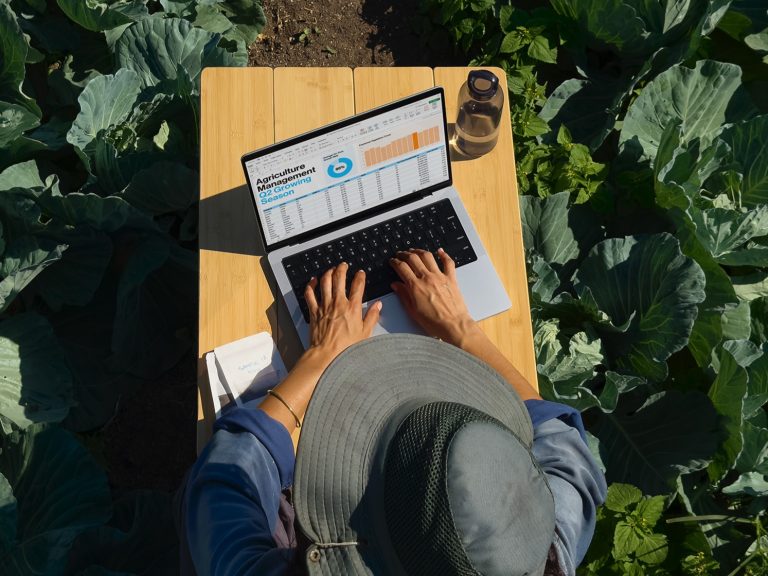 MacBook Pro M4 Outdoors