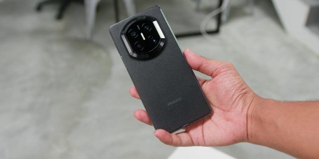 HUAWEI Mate X7: I Stopped Babying This Foldable And Was Shocked! 1 0.1 intro mx7 in hand