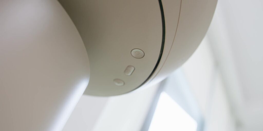 LG PuriCare™ AeroCatTower Air Purifier Review: 4-in-1 Solution! 3 1.4 buttons under