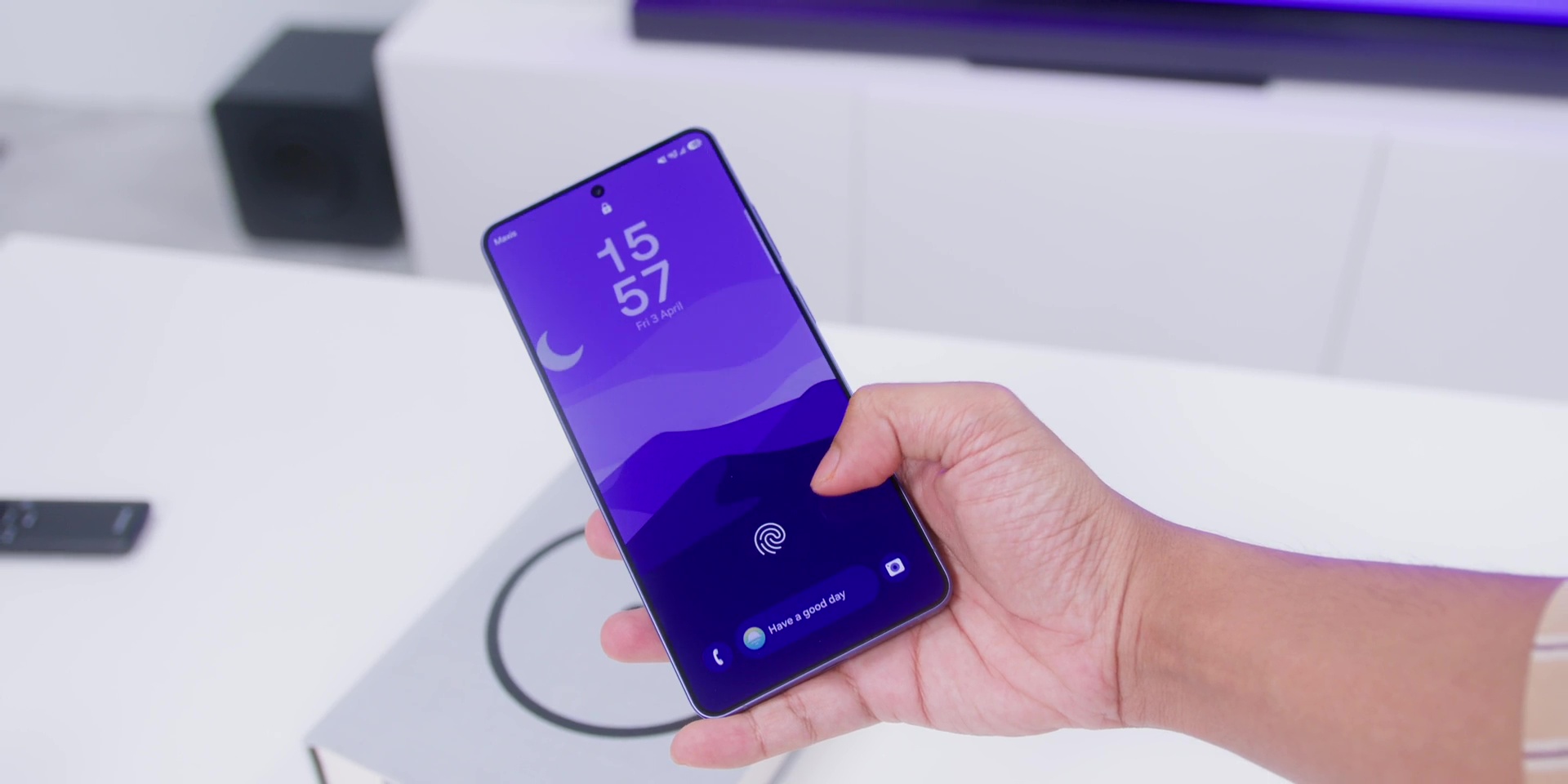 Using the ultrasonic in-display fingerprint sensor on the S26 Ultra.