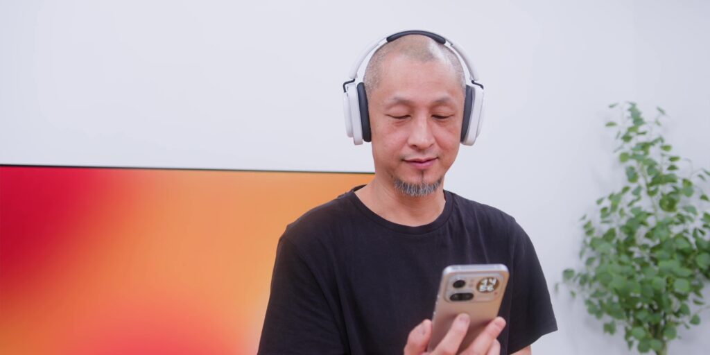 Close-up of the microphone array with a graphic representing Clear Voice Technology during a phone call.