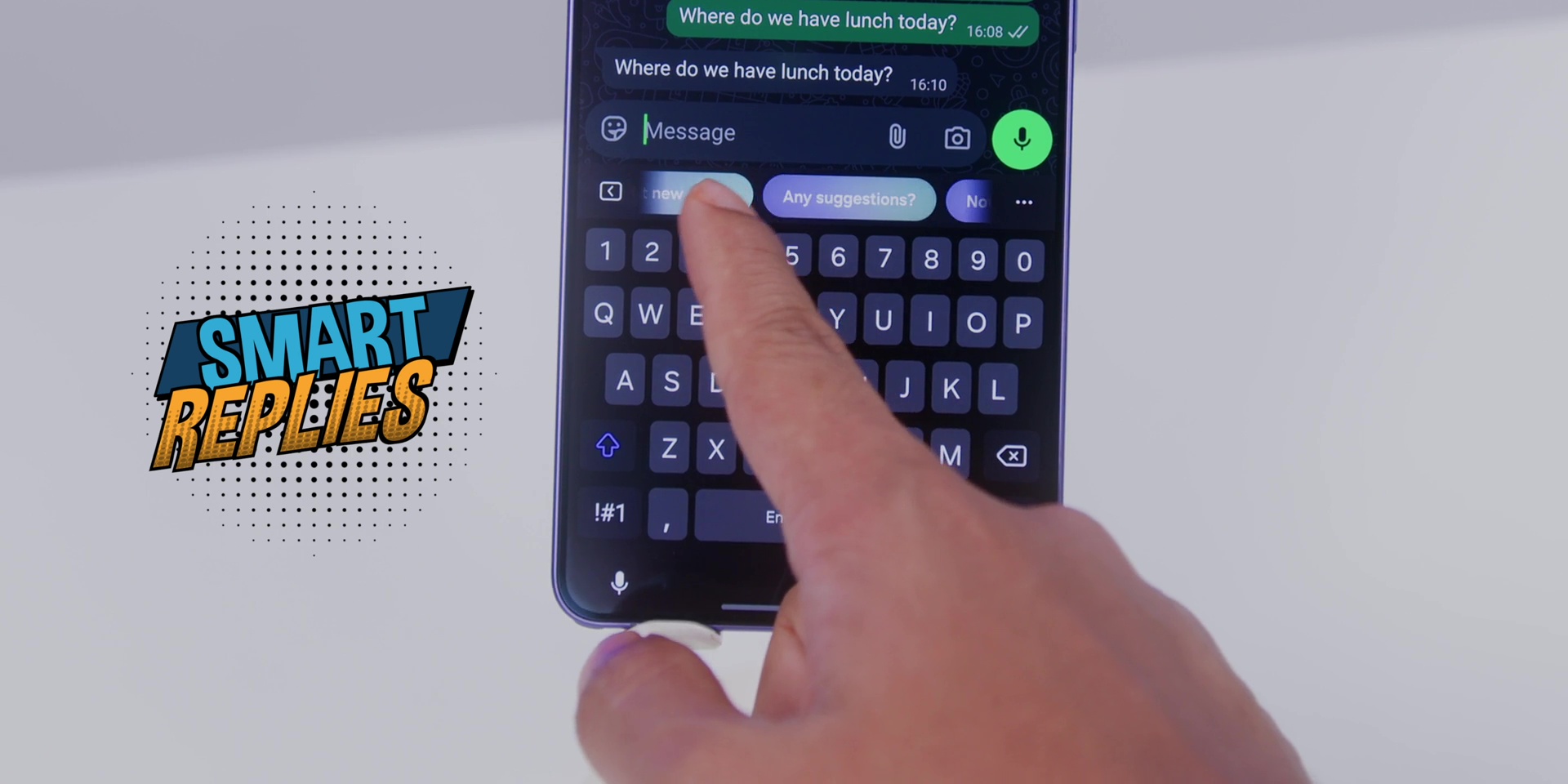 AI-generated Smart Replies in a messaging app on the S26 Ultra.