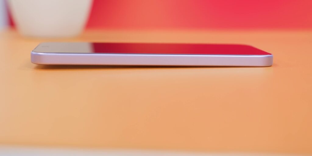 vivo V70 FE flat back design