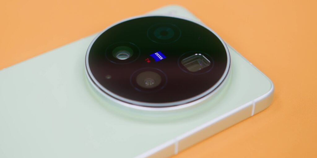 Visual highlighting the dedicated custom vivo V51 or VS1 Pro Imaging Chip for enhanced photography.