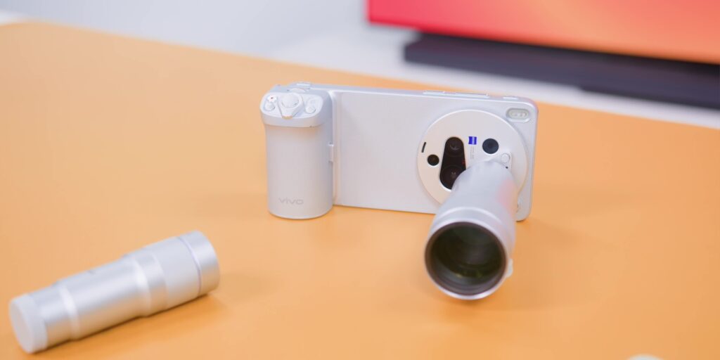The Zeiss telephoto extender attachment successfully mounted onto the rear camera module of the vivo X300 Ultra.