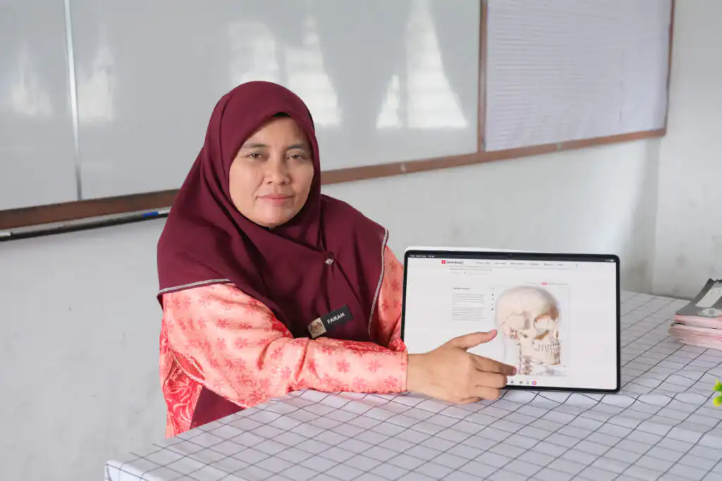 Samsung AI Classroom teacher with Galaxy Tab